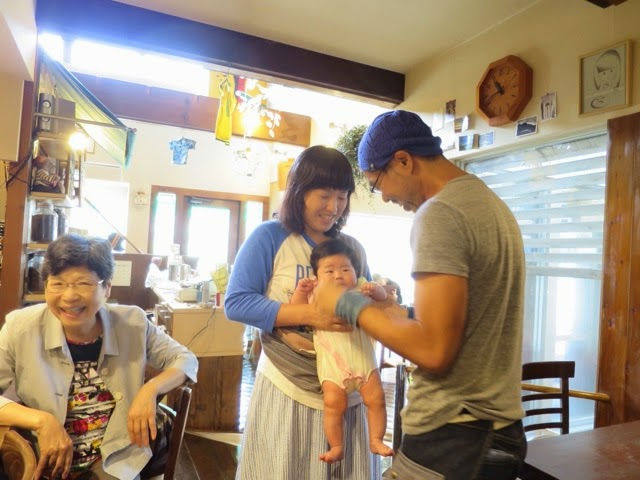 お爺ちゃん、孫を抱く